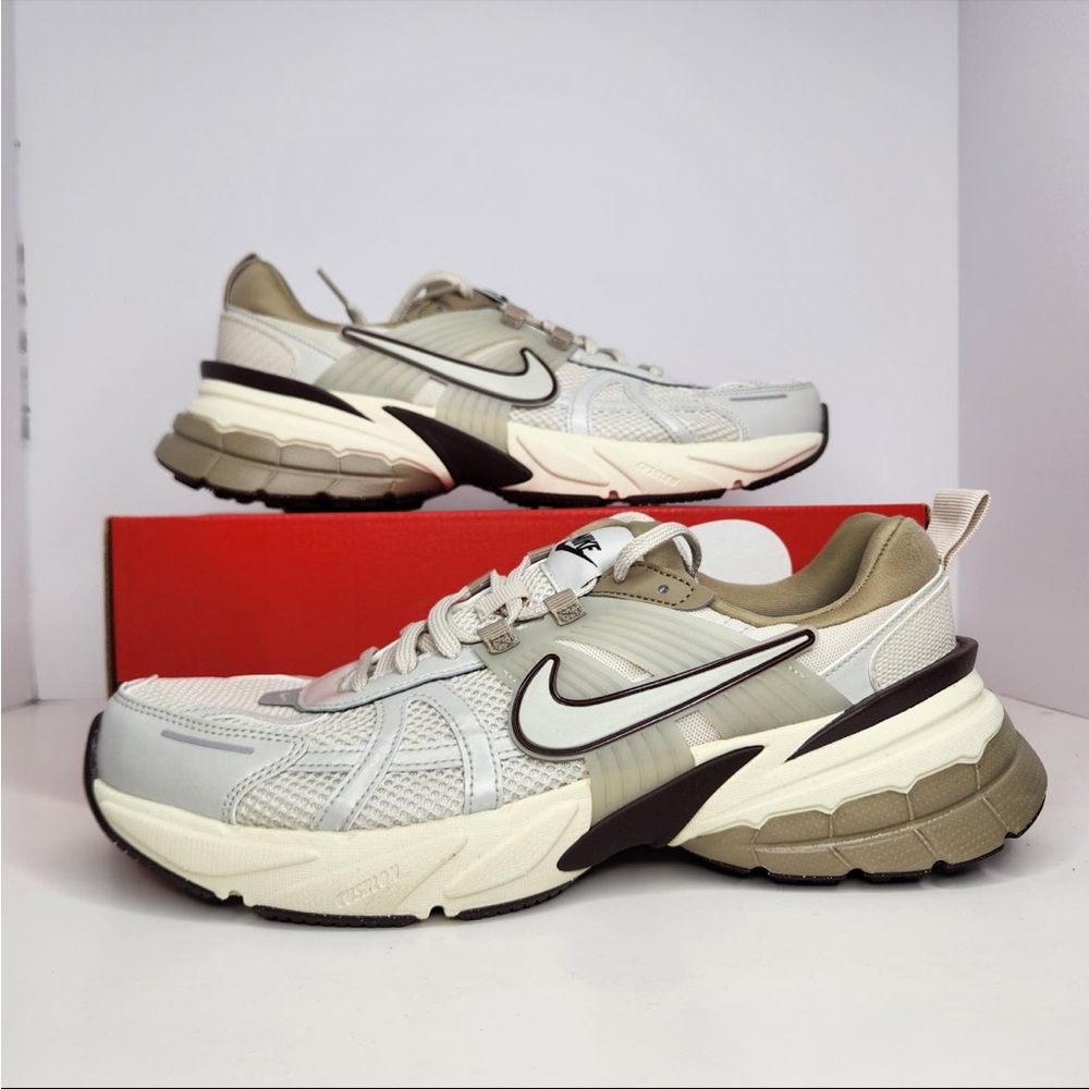 Nike V2K Run Orewood Brown/Light Bone Size 12 Women/Size 10.5 Men